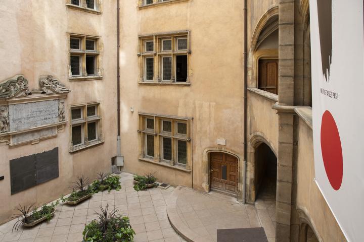 vue de la cour du musée en plongée