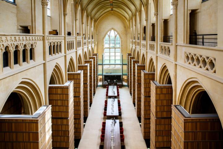 Une vue intérieure en plongée de la bibliothèque de l’IMEC dans l'abbaye d'Ardenne