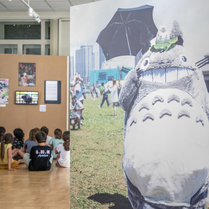 image de l'exposition miyazaki à la mairie du 7e arondissement de lyon où l'on voit Totoro et des enfants en arrière plan