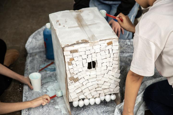 un objet en carton peint crée par les élèves
