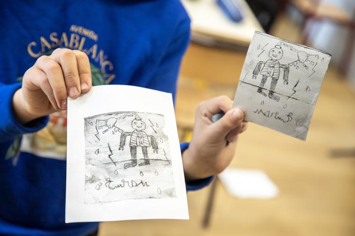 une création en linogravure dans les mains d'un enfant